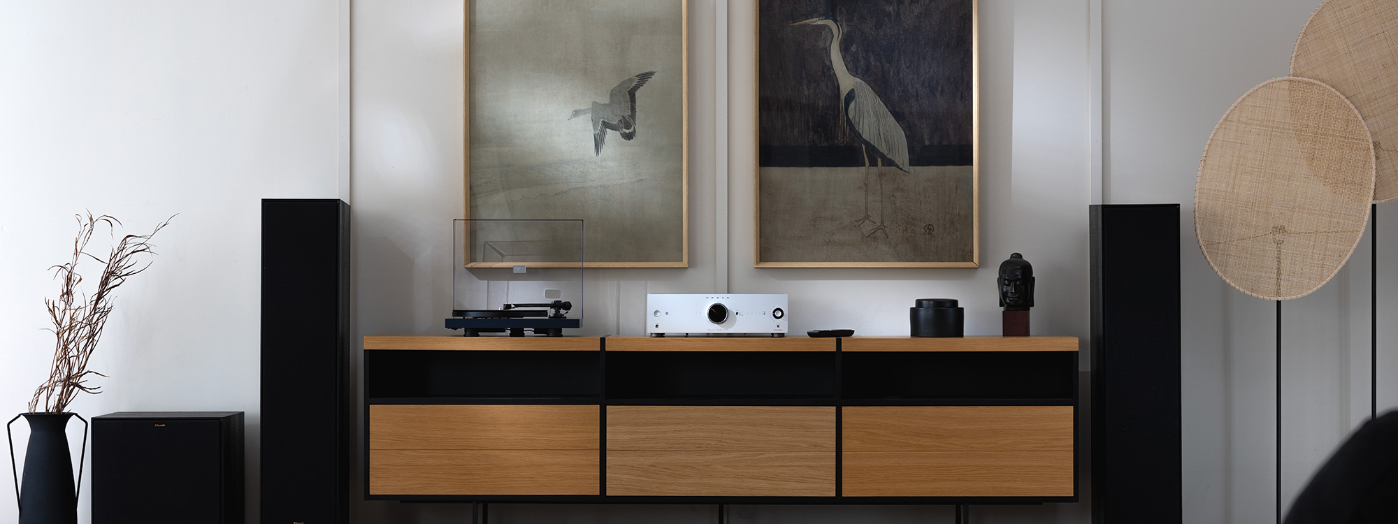 Onkyo Icon A 50 SI on colnsole with speakers in front of black and cream art 2000x750