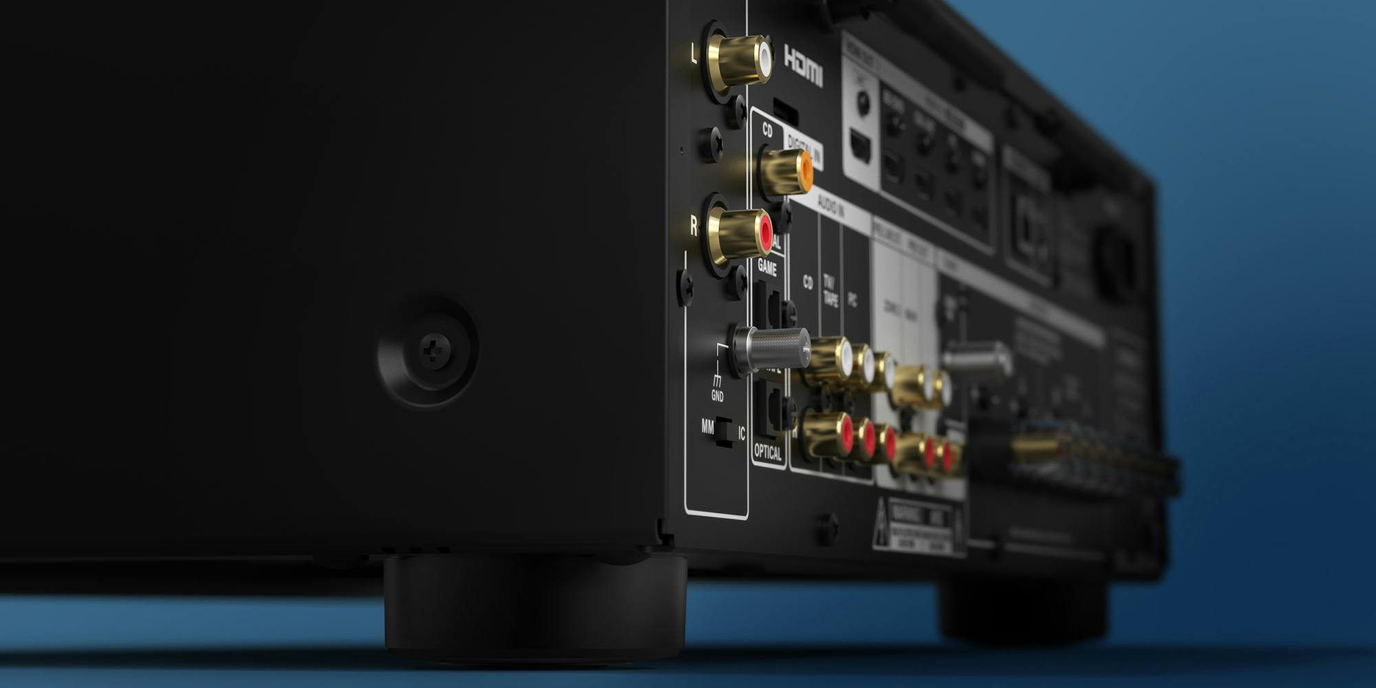 Задняя панель Onkyo TX 8470 крупным планом 2000x1000